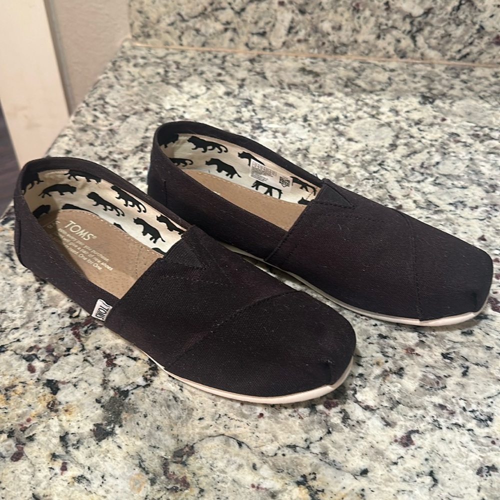 Toms, black, women’s size 8